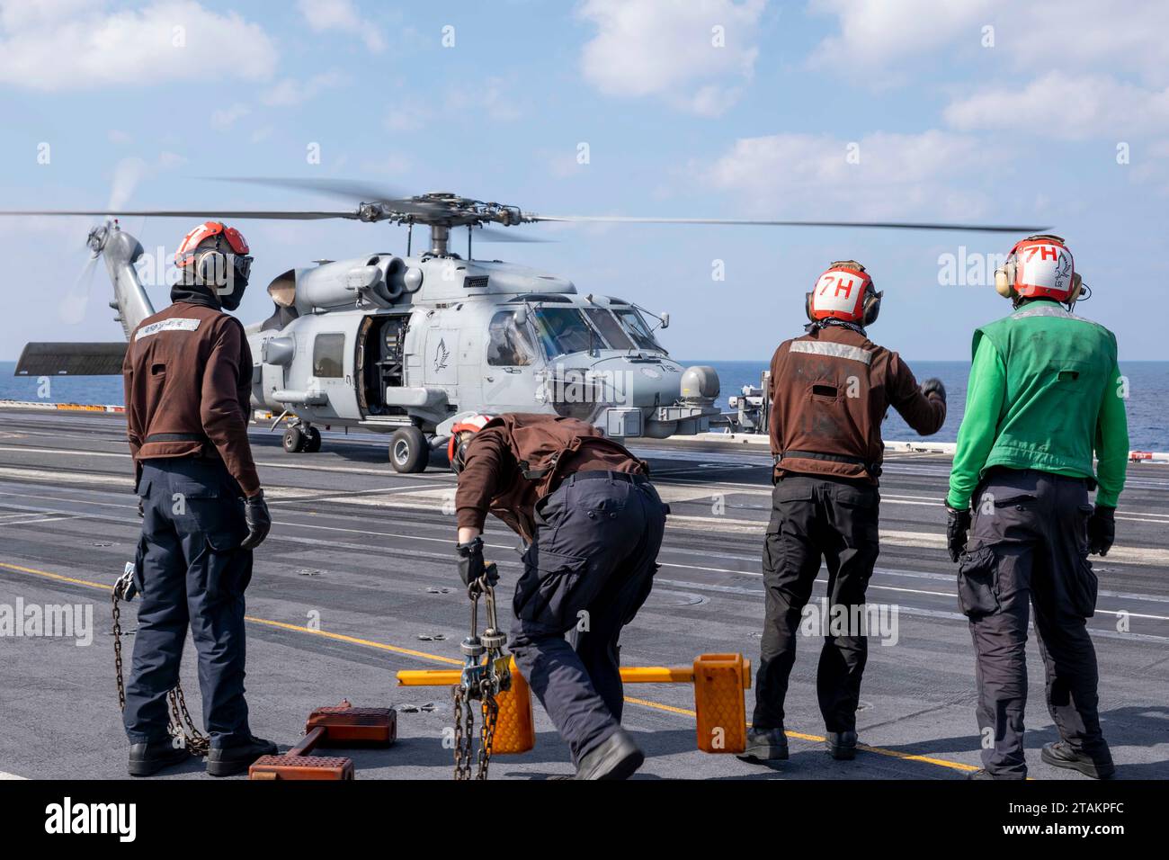 Les marins de l'USS Carl Vinson (CVN 70) effectuent des opérations de vol en hélicoptère dans la mer des Philippines le 29 novembre 2023. Photo d'Emily Claire Bennett Banque D'Images