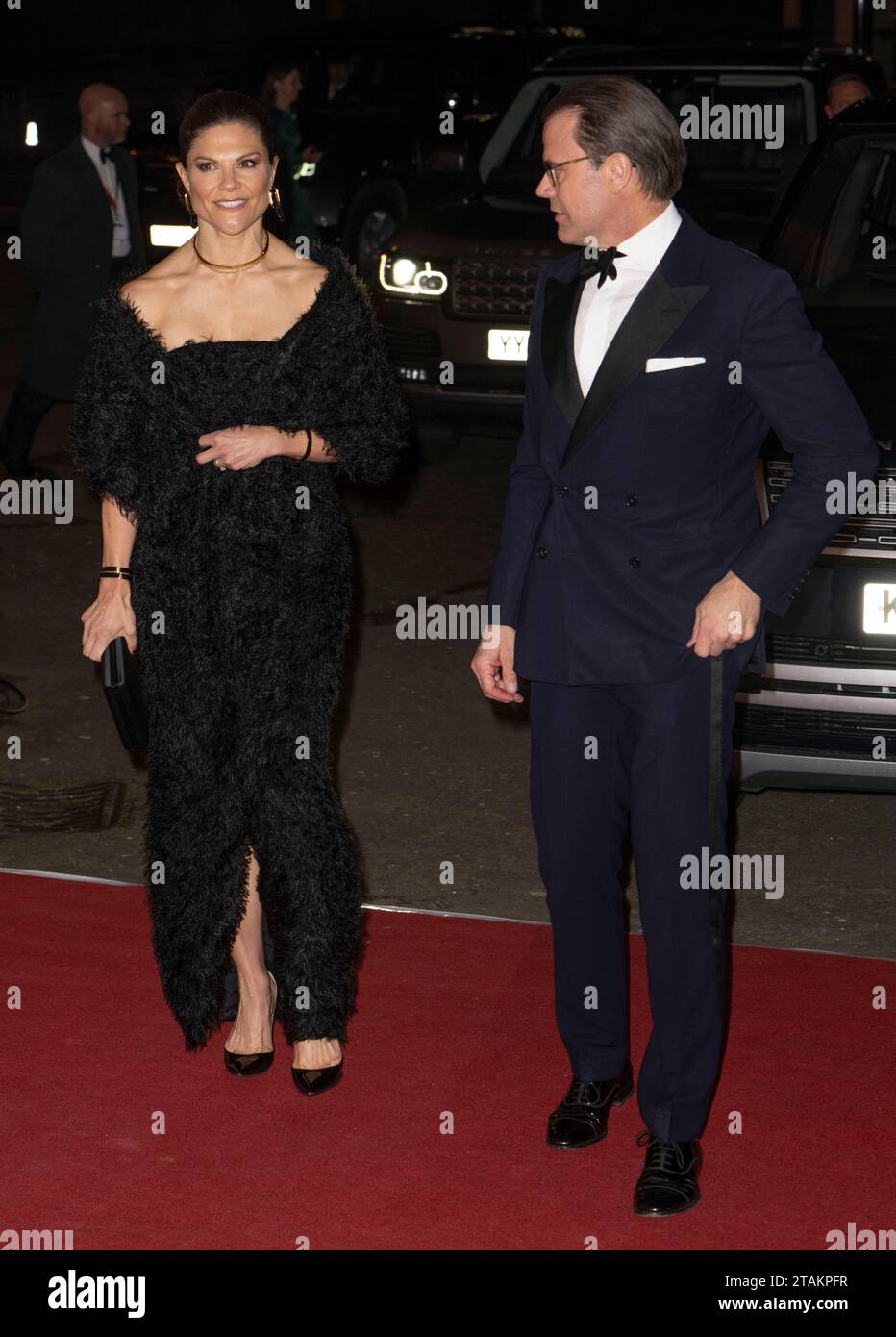 Londres, Angleterre. ROYAUME-UNI. 30 novembre 2023. La princesse Victoria de Suède et son mari le prince Daniel assistent à la Royal Variety Performance 2023 à Banque D'Images
