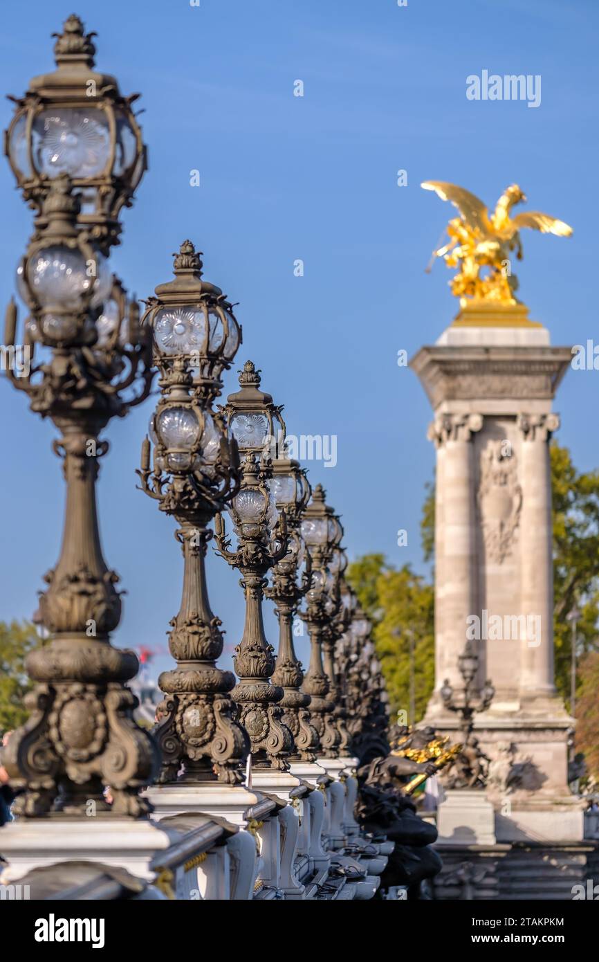 Paris, France - 8 octobre 2023 : vue du Pont Alexandre III, le célèbre pont en arc de pont avec sculptures et belles lanternes à Paris France Banque D'Images