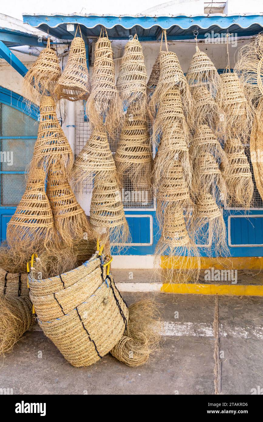 Houmt Souk, Djerba, Médenine, Tunisie. Paniers tissés à vendre au Houmt Souk. Banque D'Images