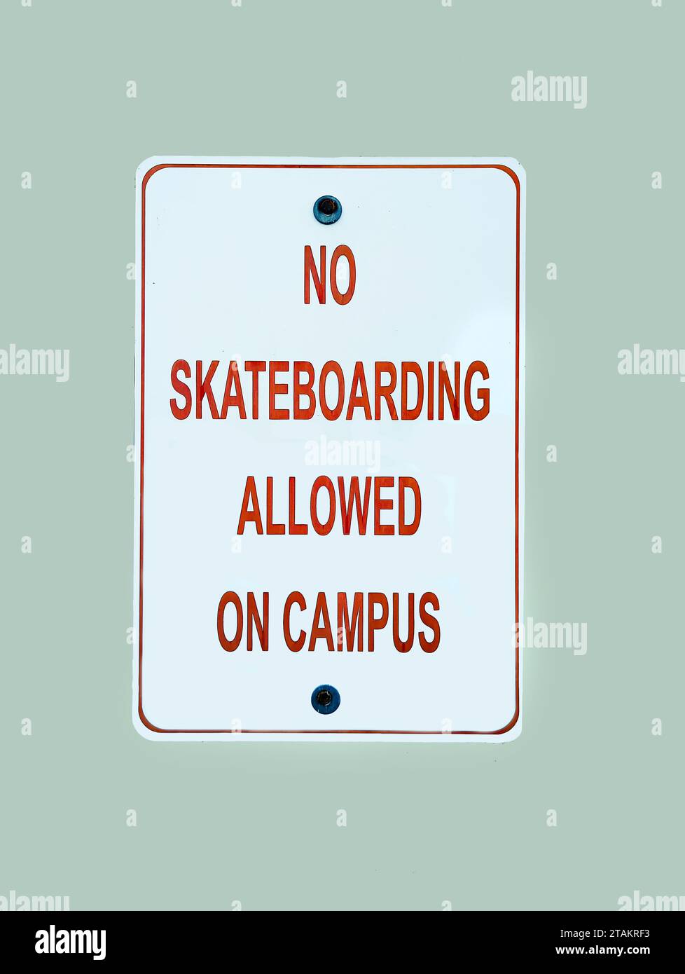 Rouge et blanc pas de panneau de skateboard sur le panneau de campus Banque D'Images