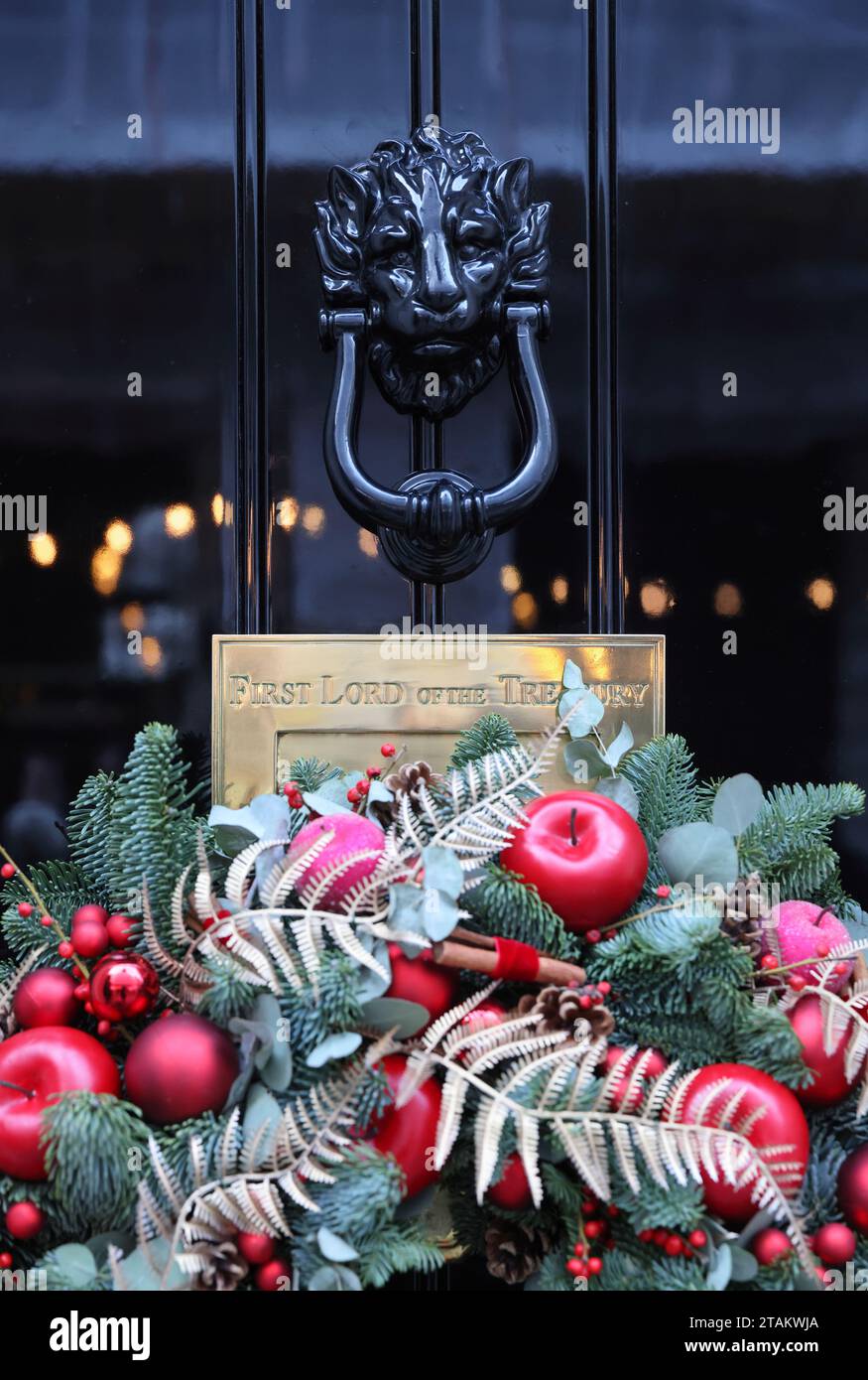 Numéro 10 Downing Street avec décorations de Noël, 2023, à Londres, Royaume-Uni Banque D'Images