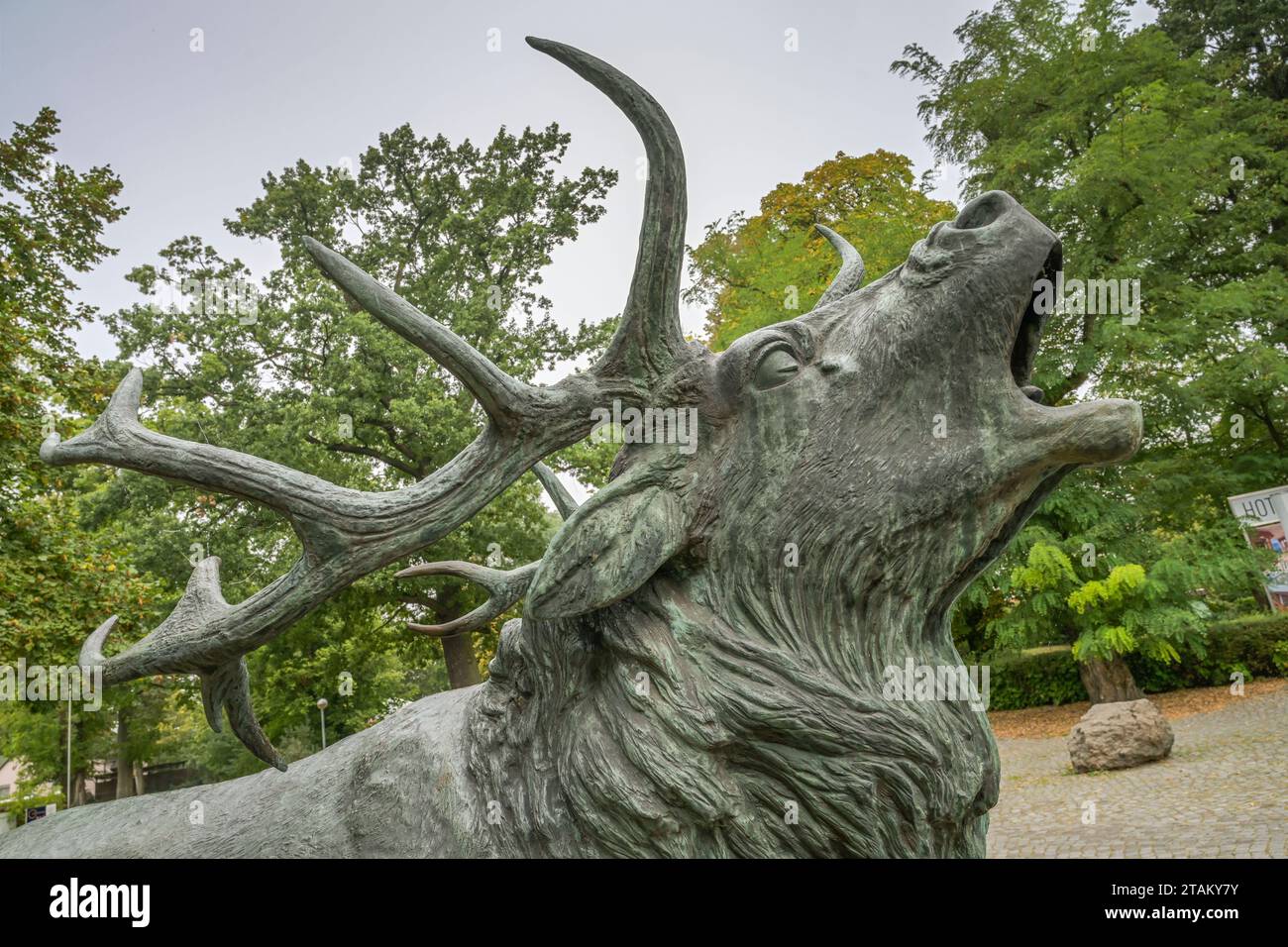 Bronze Skulptur Hirsch, Tierpark, Puschkinallee, Angermünde, Brandenburg, Deutschland *** sculpture en bronze cerf, zoo, Puschkinallee, Angermünde, Brandenburg, Allemagne crédit : Imago/Alamy Live News Banque D'Images