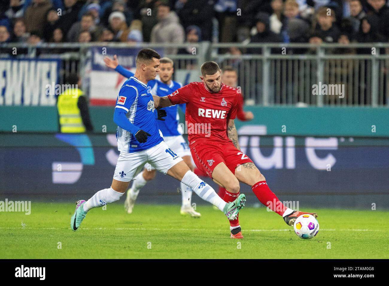 01.12.2023, Merck Stadion am Boellenfalltor, Darmstadt, GER, 1.FBL, SV Darmstadt 98 vs 1. FC Koeln, saison 2023/24, im Bild : Jeff Chabot (1. FC Koeln, #24) ; einen Schritt schneller Mathias Honsak (SV Darmstadt 98, #18) im Zweikampf, Duell, Dynamik, Aktion, action, Spielszene ; Foto © nordphoto GmbH/Denkinger LA RÉGLEMENTATION DFL INTERDIT TOUTE UTILISATION DE PHOTOGRAPHIES COMME SÉQUENCES D'IMAGES ET/OU QUASI-VIDÉO Banque D'Images