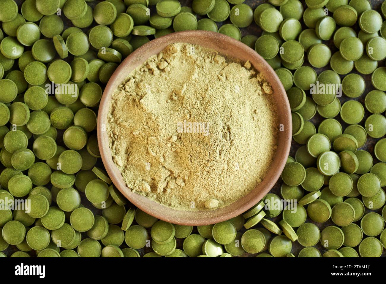 Poudre d'herbe d'orge verte dans un bol et des comprimés Banque D'Images