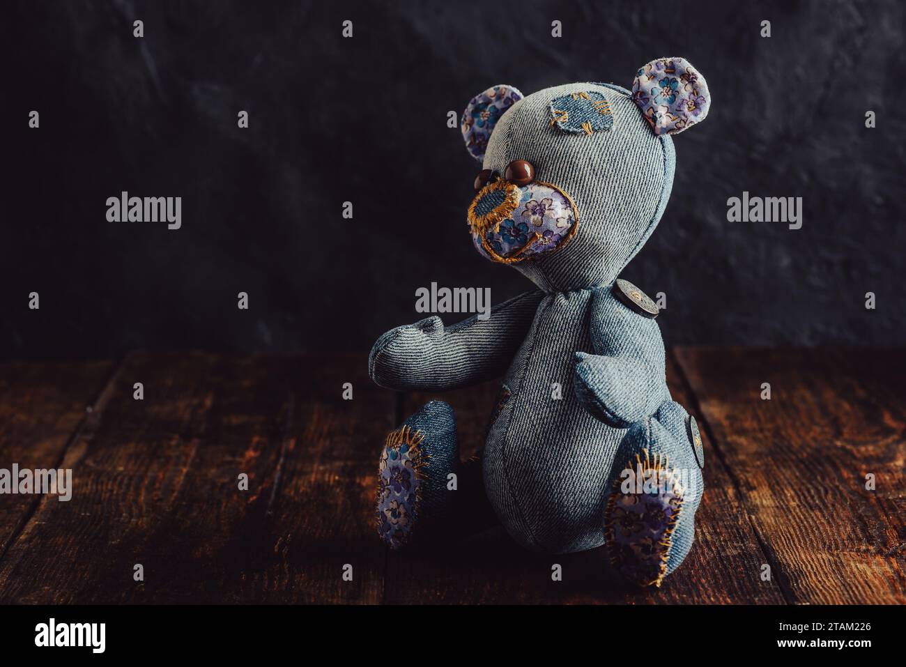 Ours en peluche bleu assis sur une table en bois Banque D'Images