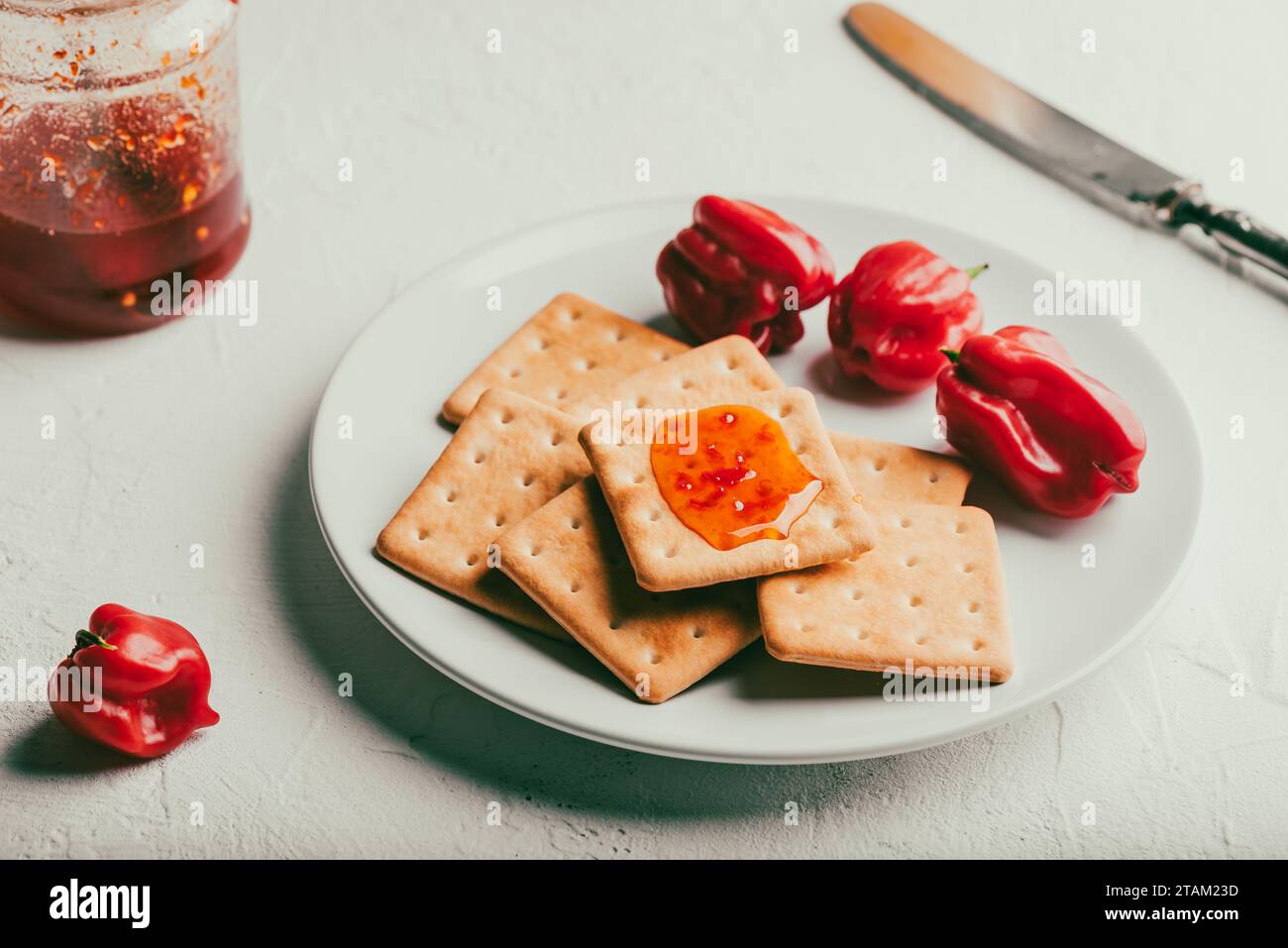 Craquelins avec gelée de piment chaud Banque D'Images