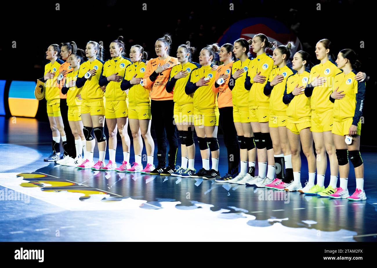 L'équipe ukrainienne avant le match du Championnat du monde de Handball féminin de l'IHF entre l'Espagne et l'Ukraine dans le Groupe G préliminaire à Arena Nord à Frederikshavn, Danemark le vendredi 1 décembre 2023.. (Photo : Henning Bagger/Ritzau Scanpix) Banque D'Images