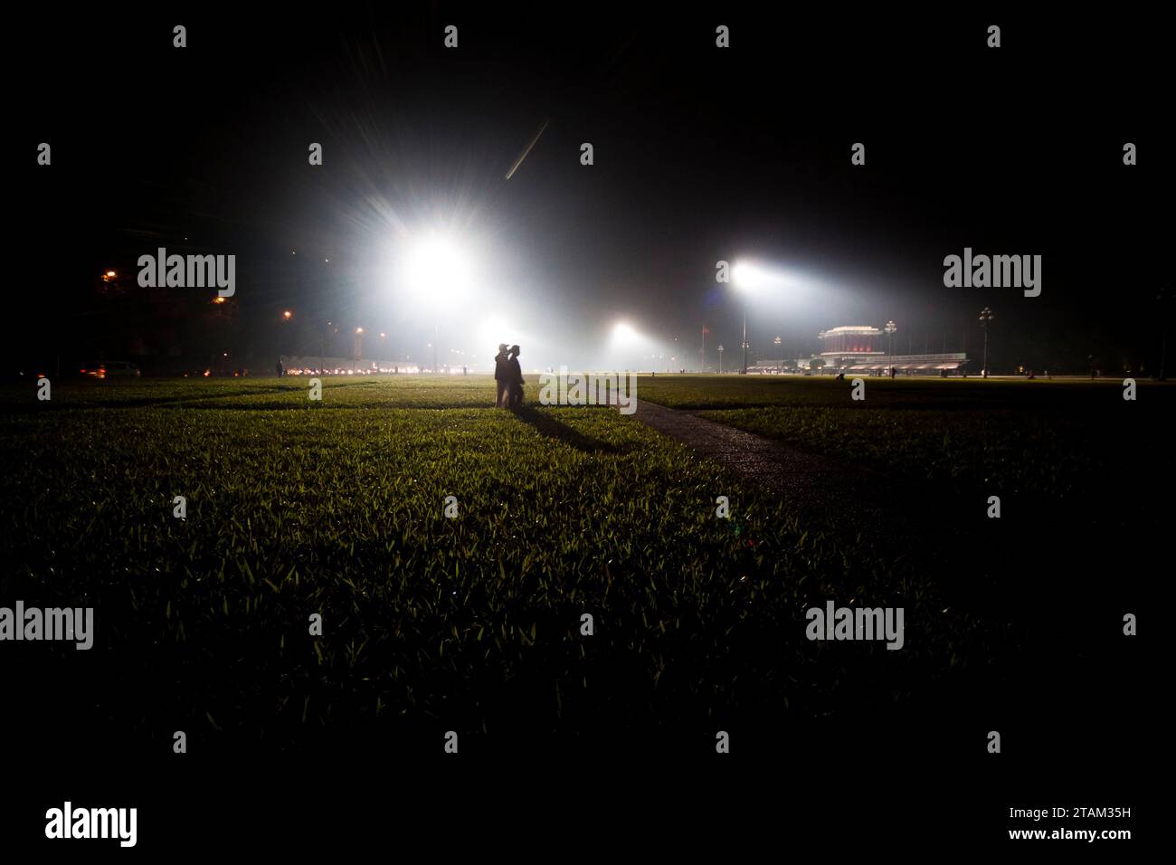 Les Vietnamiens traînent le soir au Mausolée Ho Chi Minh à Hanoi, Vietnam, Asie Banque D'Images