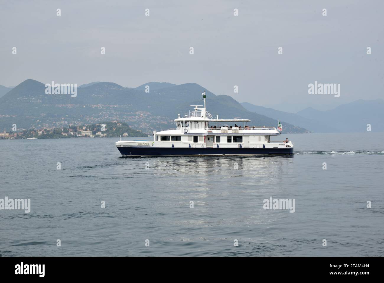 Le ferry de passagers Topazio navigue loin de la jetée de Stresa sur le lac majeur. Banque D'Images