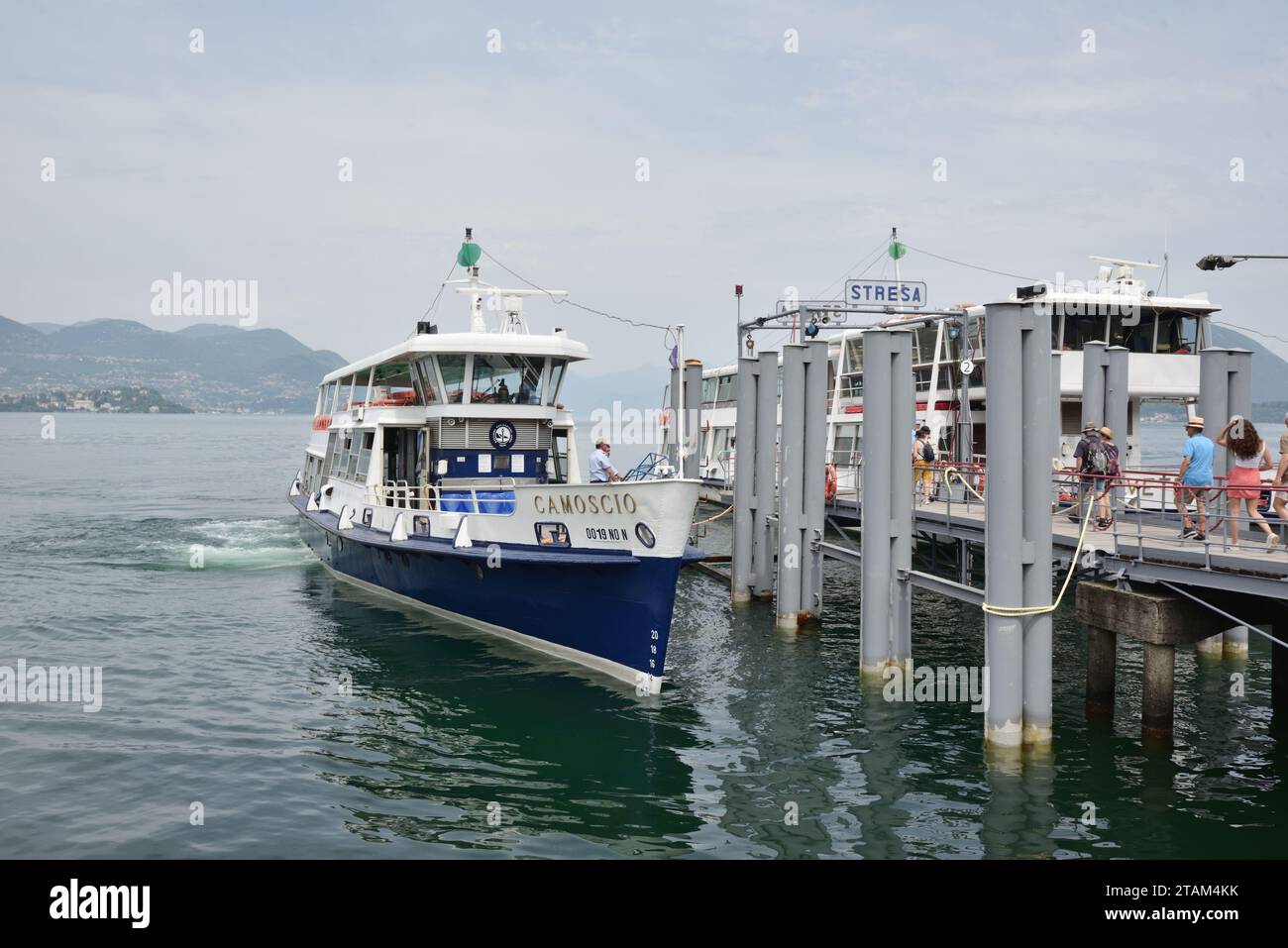 Le ferry Camoscio arrive à l'embarcadère de Stresa sur le lac majeur. Construit en 1972, il est l'un des six navires de la classe Alpino. Banque D'Images