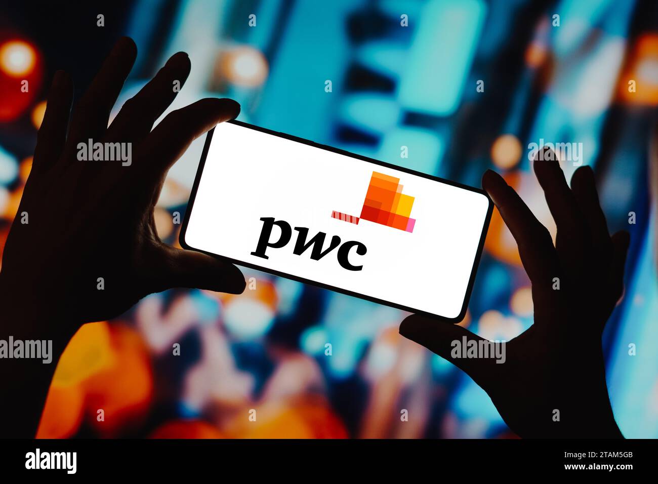 Sur cette photo, le logo PwC est affiché sur l'écran d'un smartphone. Banque D'Images