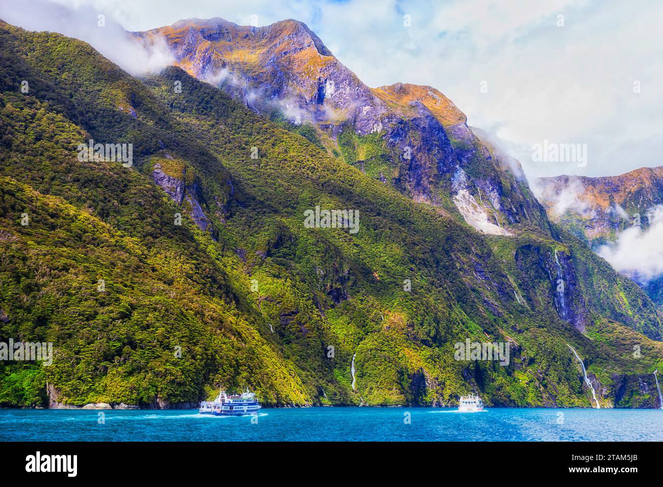 Bateaux de croisière touristiques sur Milford Sound fjord dans le Fiordland de l'île du sud de la Nouvelle-Zélande. Banque D'Images