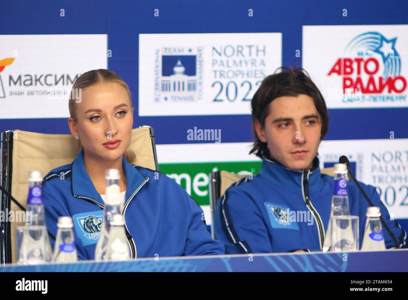 Saint-Pétersbourg, Russie. 01 décembre 2023. Anastasia Potapova (à gauche) et Alexander Shevchenko (à droite), vus lors d'une conférence de presse des trophées de Palmyre du Nord - Tournoi de tennis International Team Exhibition à KSK Arena, dans le St. Petersburg, Russie. (Photo Maksim Konstantinov/SOPA Images/Sipa USA) crédit : SIPA USA/Alamy Live News Banque D'Images