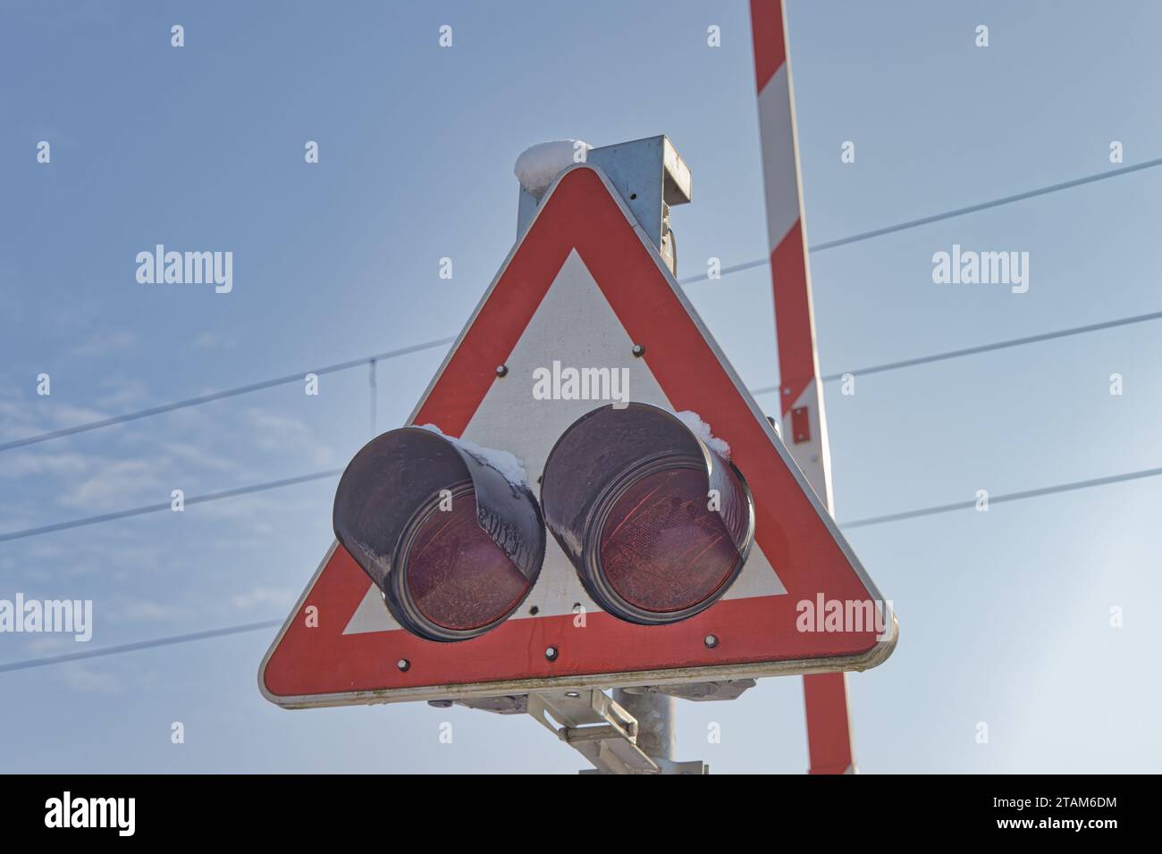 Panneau de traversée de chemin de fer enneigé à Dugo Selo, Croatie Banque D'Images