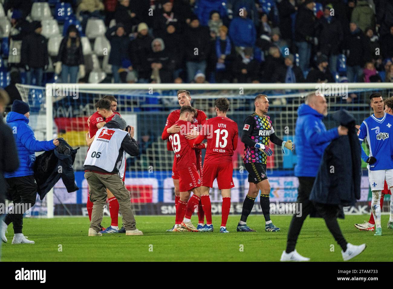 01.12.2023, Merck Stadion am Boellenfalltor, Darmstadt, GER, 1.FBL, SV Darmstadt 98 vs 1. FC Koeln, saison 2023/24, im Bild : Jan Thielmann (1. FC Koeln, #29) ; Steffen Tigges (1. FC Koeln, #21) ; Mark UTH (1. FC Koeln, #13) ; Marvin Schwaebe (1. FC Koeln, #01) ; Schlussjubel, Jubel, Entlastung, Last von den Schultern, Einzelaktion, Ganzkörper/Ganzkoerper ; Freisteller, Einzelbild, Aktion, action, Spielszene ; Gestik, Mimik, Emotionen ; Foto © nordphoto GmbH/Denkinger LA RÉGLEMENTATION DFL INTERDIT TOUTE UTILISATION DE PHOTOGRAPHIES COMME SÉQUENCES D'IMAGES ET/OU QUASI-VIDÉO Banque D'Images