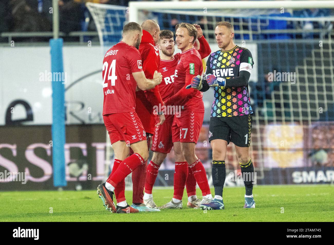 01.12.2023, Merck Stadion am Boellenfalltor, Darmstadt, GER, 1.FBL, SV Darmstadt 98 vs 1. FC Koeln, saison 2023/24, im Bild : Jeff Chabot (1. FC Koeln, #24) ; Mathias Olesen (1. FC Koeln, #47) ; Marvin Schwaebe (1. FC Koeln, #01) ; Schlussjubel, Jubel, Entlastung, Last von den Schultern, Einzelaktion, Ganzkörper/Ganzkoerper ; Freisteller, Einzelbild, Aktion, action, Spielszene ; Gestik, Mimik, Emotionen ; Foto © nordphoto GmbH/Denkinger LA RÉGLEMENTATION DFL INTERDIT TOUTE UTILISATION DE PHOTOGRAPHIES COMME SÉQUENCES D'IMAGES ET/OU QUASI-VIDÉO Banque D'Images