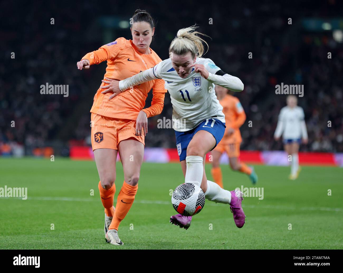 Londres, Royaume-Uni. 1 décembre 2023. Caitlin Dijkstra, des pays-Bas, et Lauren Hemp, d'Angleterre, s'affrontent pour le ballon lors du match de la Ligue des Nations féminines de l'UEFA au stade de Wembley, à Londres. Le crédit photo devrait se lire : Paul Terry/Sportimage crédit : Sportimage Ltd/Alamy Live News Banque D'Images