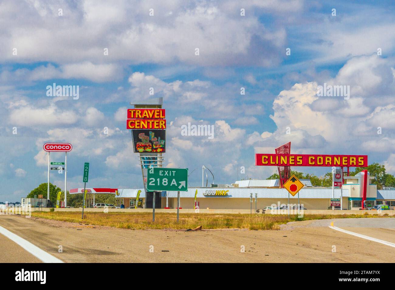 Arrêt Clines Corner sur l'Interstate 40 entre la frontière de l'État du Texas et Albuquerque, Nouveau-Mexique. Banque D'Images