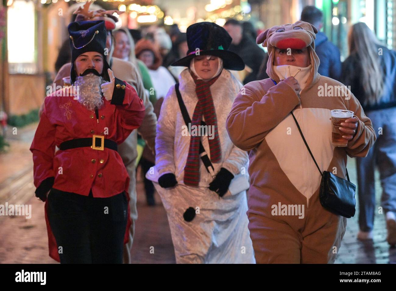 New Street, Birmingham 1 décembre 2023 - Revellers est allé au centre-ville de Birmingham vendredi soir portant des tenues de Noël alors que la saison des fêtes commence. Plusieurs ont été vus marchant le long de la tristement célèbre bande de vie nocturne de Broad Street dans des groupes de travail. Un groupe de dames portaient une robe de fantaisie de Noël, y compris une dinde, germe, le North Star et plusieurs rennes. D'autres ont été repérés portant un bonhomme de neige, un cadeau et des tenues d'elfe le long de New Street dans le centre-ville. Des centaines de personnes se sont également emballées dans le marché de Francfort sur la place Victoria. Malgré le brouillard glacial et les températures inférieures à zéro, une partie Banque D'Images