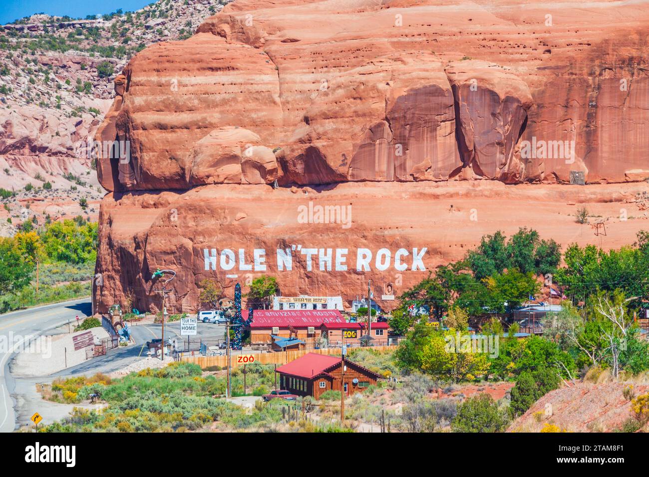 La route panoramique US 191 juste au sud de Moab, Utah, est connue pour ses formations rocheuses de grès. Hole in the Rock est une maison des plus uniques, sculptée dans la roche. Banque D'Images