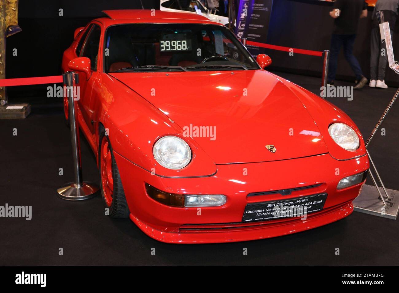 Porsche 968 CS Targa Clubsport version, Baujahr 1994, Farbe : Indischrot/Rot, 41. Classic & Prestige salon S.I.H.A. im Rahmen der 55. Essen Motor Show 2023 02.-10.12.2023, Pressetag 01.12.2023, Auto, Automobilmesse, Ausstellung für sportliche Autos Tuning Motorsport und Oldtimer, Messe Essen, Essen D. *** Porsche 968 CS Targa Clubsport version, année 1994, couleur Indian Red Red, 41 Classic Prestige salon S I H A dans le cadre du salon de l'automobile d'Essen 55 2023 02 10 12 2023, Press Day 01 12 2023, Auto, Automobilmesse, Ausstellung für sportliche Autos Tuning Motorsport und Oldtimer, Messe Essen, Essen Banque D'Images