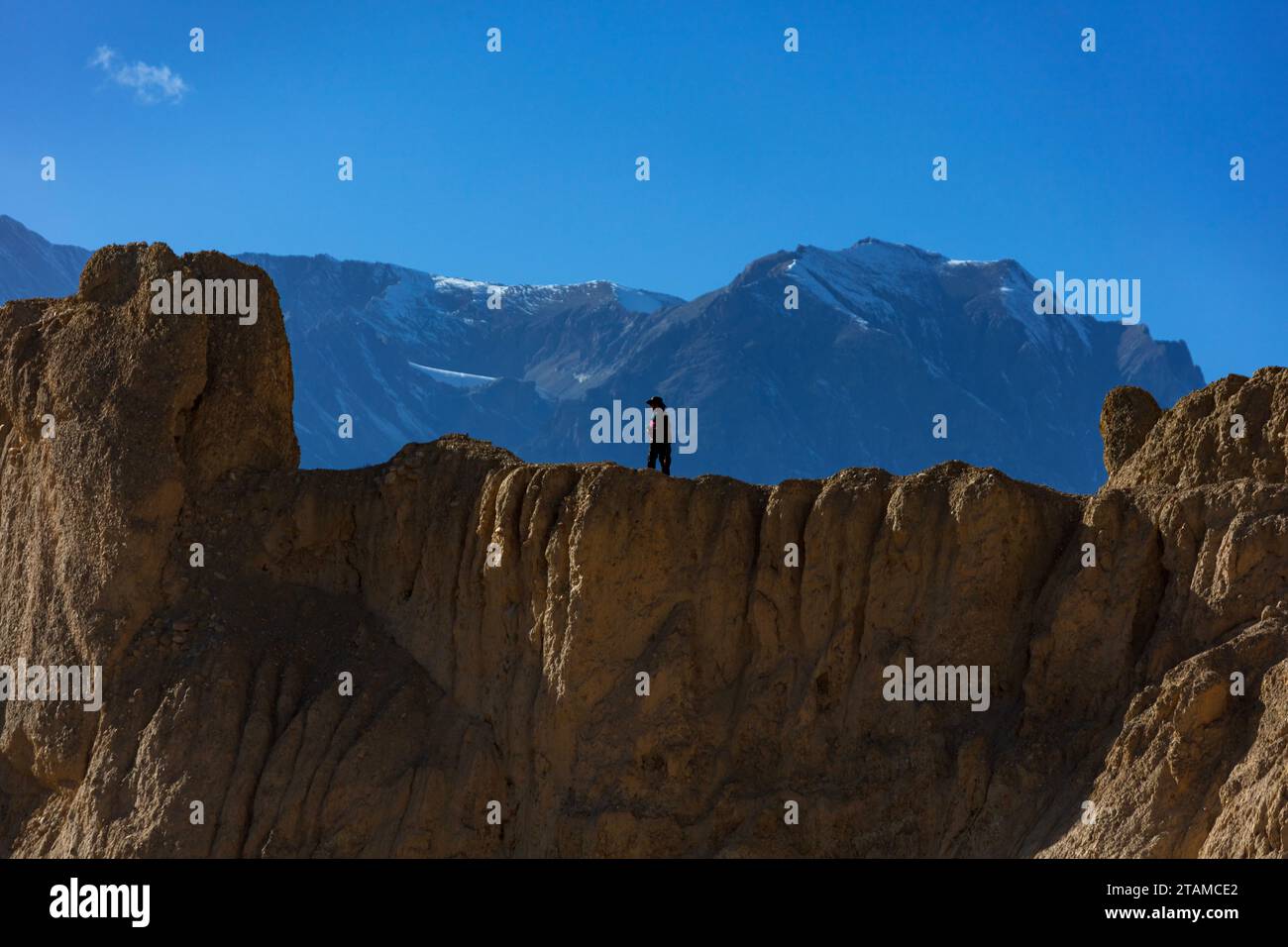 Christine Kolisch explore le paysage près du village de Tange - Mustang District, Népal Banque D'Images