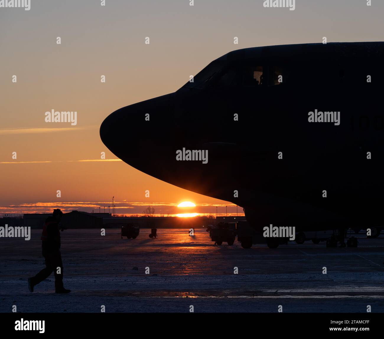 Le soleil se lève derrière un B-52H Stratofortress à la base aérienne de Minot, Dakota du Nord, le 28 novembre 2023. Le B-52H peut transporter une charge utile allant jusqu'à 70 000 livres. (Photo de l'US Air Force par l'aviateur de 1e classe Alyssa Bankston) Banque D'Images