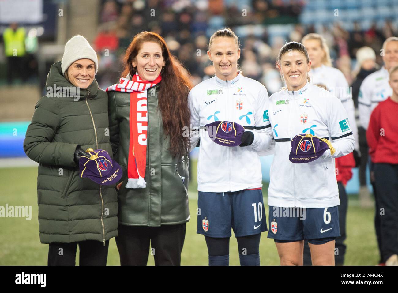 Oslo, Norvège. 01 décembre 2023. Caroline Graham Hansen (10) et Maren Mjelde (6) de Norvège vus avec Lise Klaveness (présidente de la Fédération norvégienne de football) avant le match de l'UEFA Nations League entre la Norvège et le Portugal à l'Ullevaal Stadion à Oslo. (Crédit photo : Gonzales photo/Alamy Live News Banque D'Images