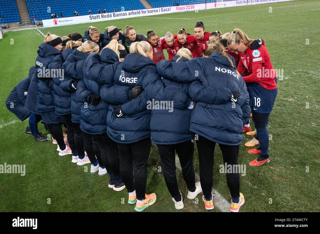 Oslo, Norvège. 01 décembre 2023. Les joueurs norvégiens s'unissent dans un caucus lors du match de l'UEFA Nations League entre la Norvège et le Portugal à l'Ullevaal Stadion à Oslo. (Crédit photo : Gonzales photo/Alamy Live News Banque D'Images