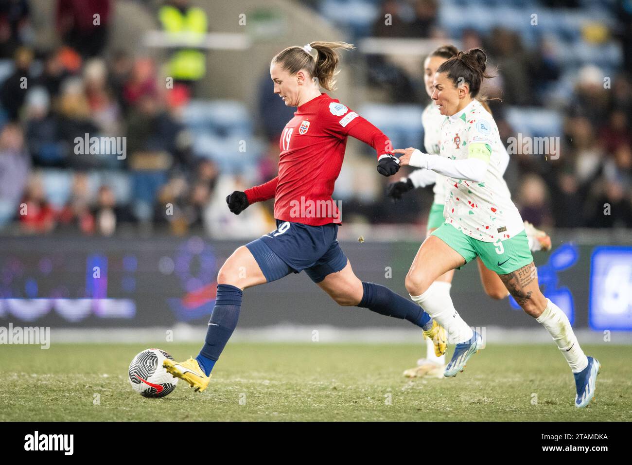 Oslo, Norvège. 01 décembre 2023. Elisabeth Terland (19) de Norvège et Ana Borges (9) de Portugal vues lors du match de l'UEFA Nations League entre la Norvège et le Portugal à l'Ullevaal Stadion d'Oslo. (Crédit photo : Gonzales photo/Alamy Live News Banque D'Images