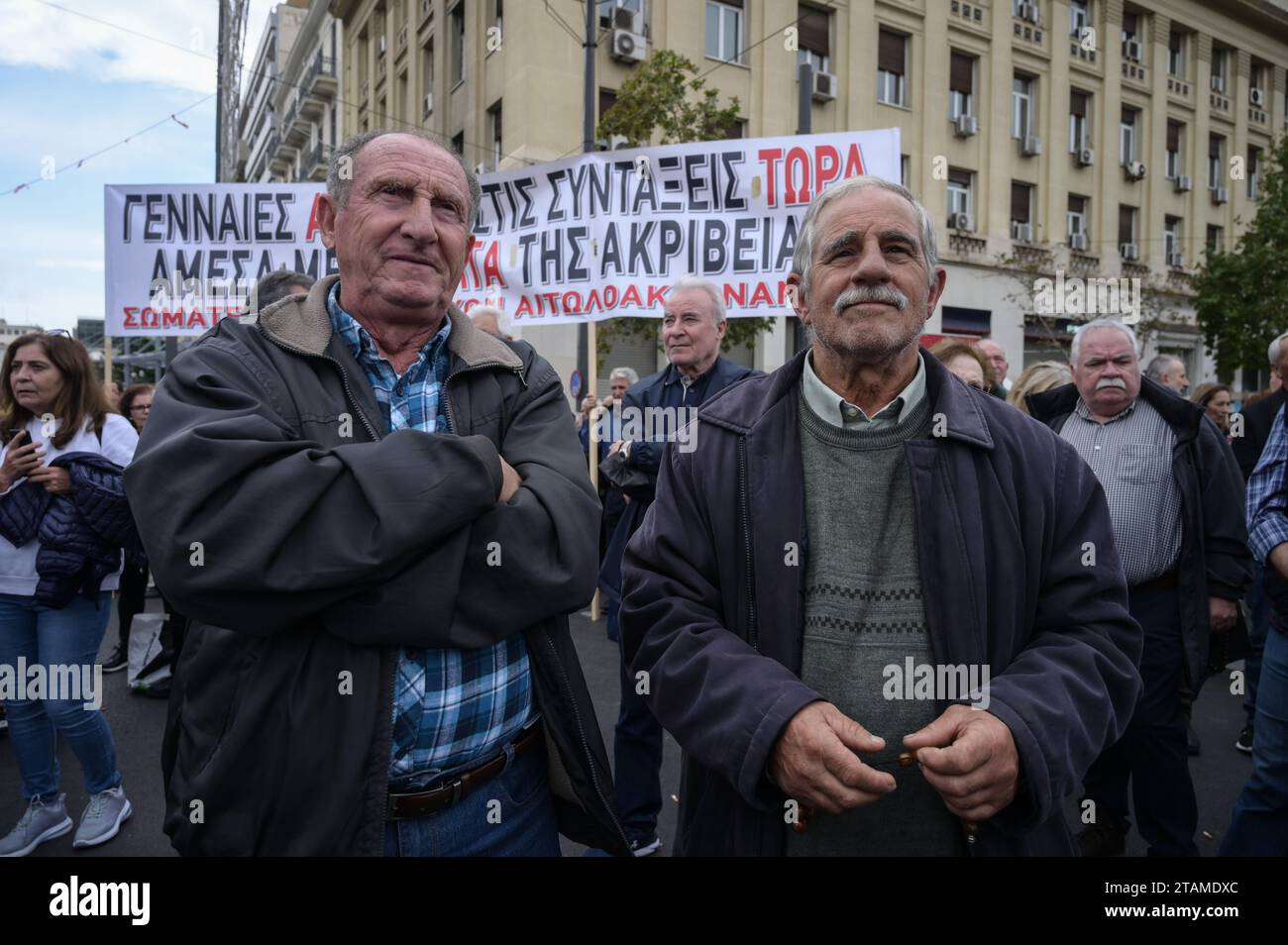 Des milliers de Grecs âgés sont descendus dans la rue pour réclamer une augmentation des pensions pour faire face à la flambée de l'inflation. Banque D'Images