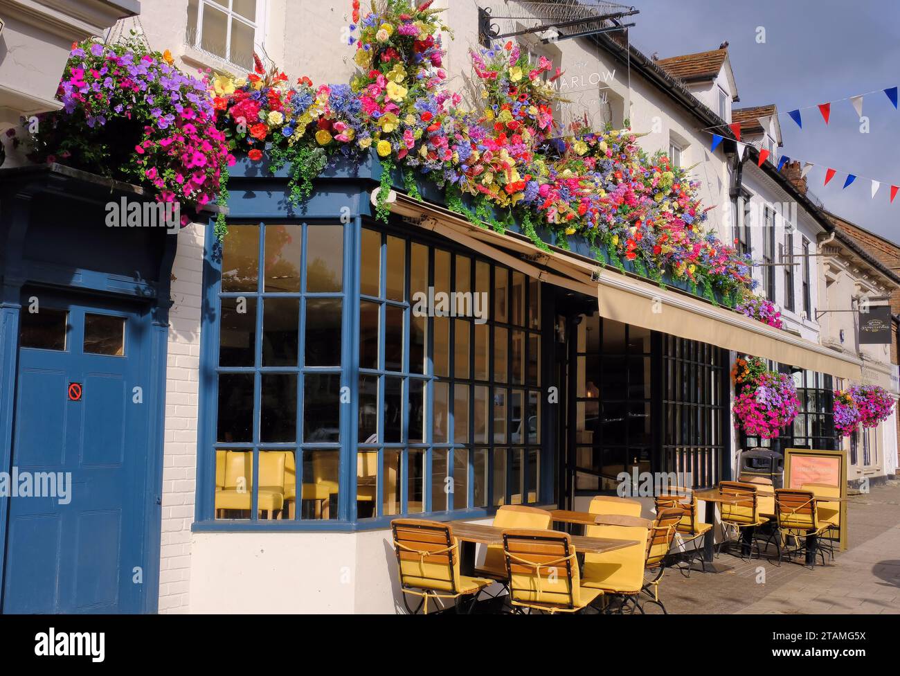 Restaurant coloré ornant des fleurs dans High Street of Marlow sur la Tamise dans le Buckinghamshire, Angleterre, Royaume-Uni Banque D'Images