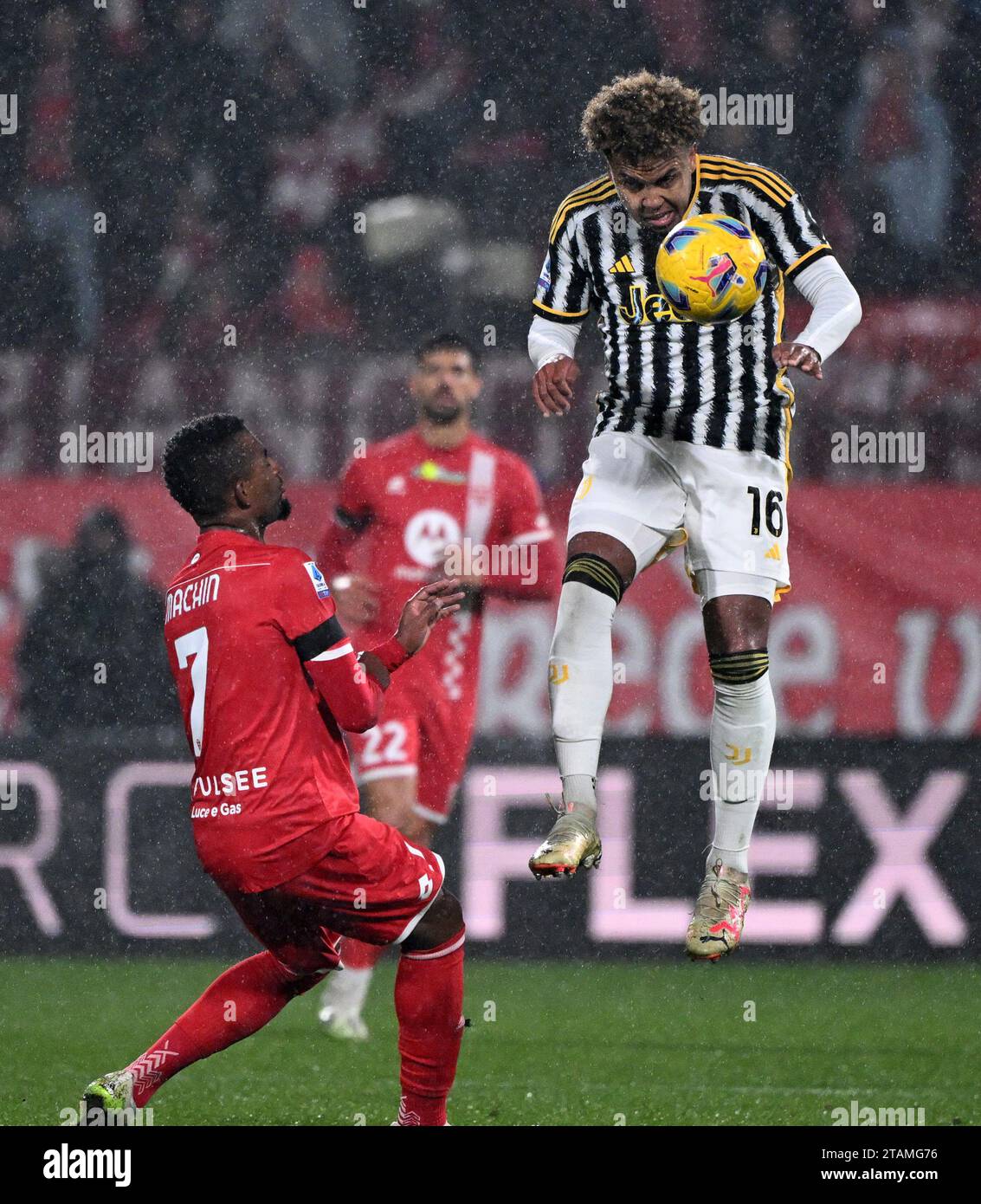 Monza, Italie. 1 décembre 2023. Weston Mckennie (R) du FC Juventus défie Jose Machin du Monza lors d'un match de soccer en Serie A entre Monza et le FC Juventus à Monza, Italie, le 1 décembre 2023. Crédit : Alberto Lingria/Xinhua/Alamy Live News Banque D'Images