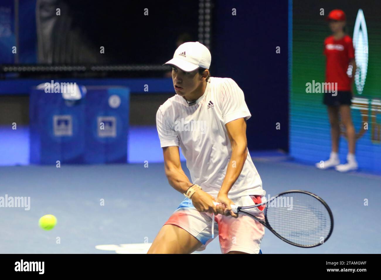 Saint-Pétersbourg, Russie. 01 décembre 2023. Daniel Khazime de Russie joue contre Yaroslav Demin de Russie lors du match de tennis des trophées de Palmyre du Nord - Tournoi international de tennis d'exposition par équipes à la KSK Arena. Score final ; Yaroslav Demin 2:0 Daniel Khazime. Crédit : SOPA Images Limited/Alamy Live News Banque D'Images