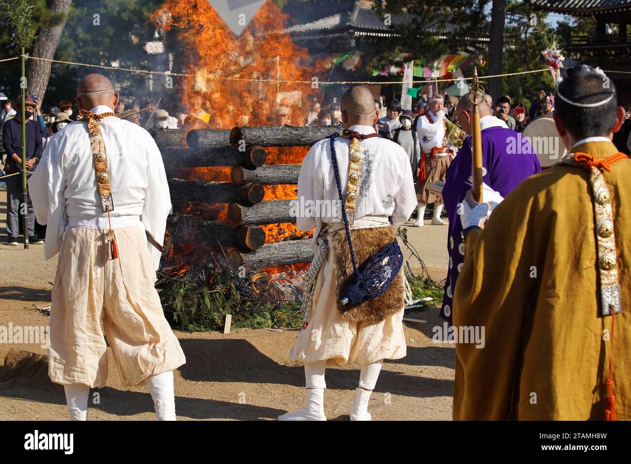 Kagawa, Japon - 23 novembre 2023 : feux de joie sacrés pendant le japonais, appelés Gomataki. Feu de joie religieux dans le parc Zentuji, Kagawa. Banque D'Images