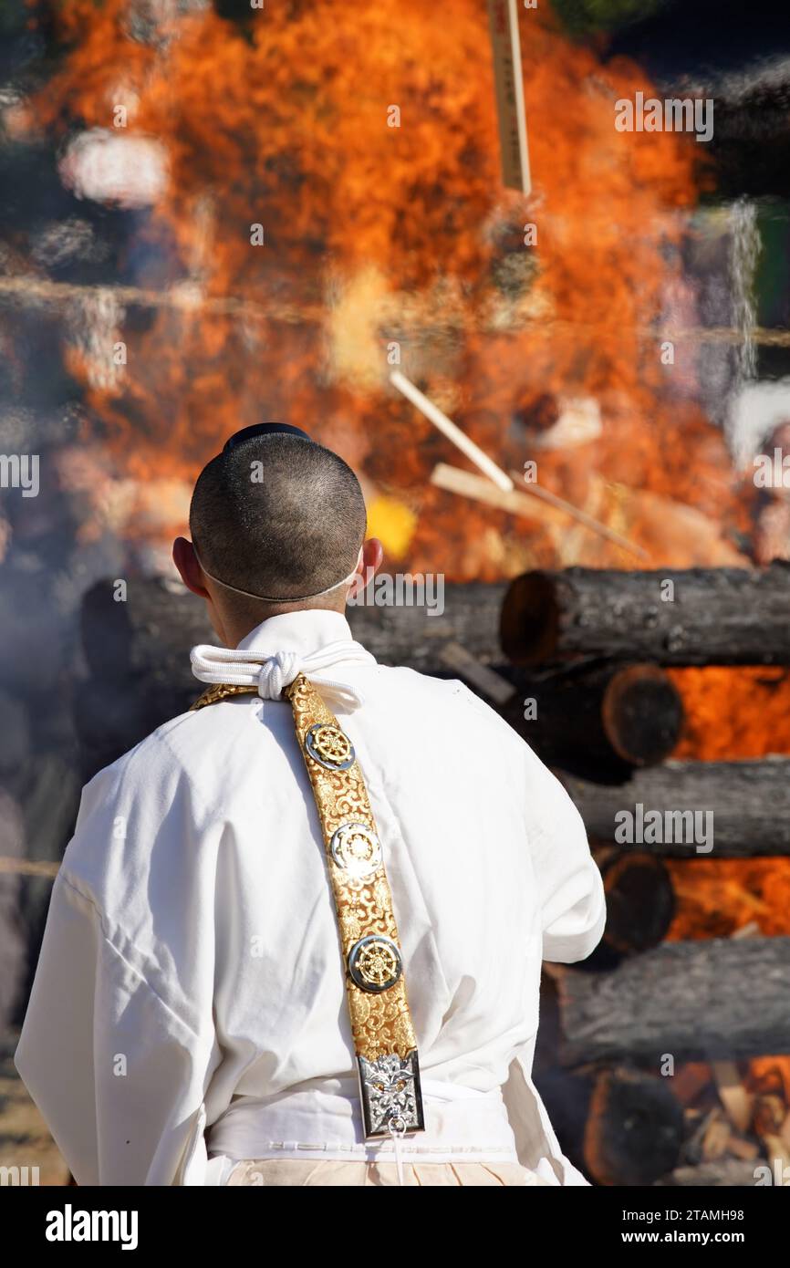 Kagawa, Japon - 23 novembre 2023 : feux de joie sacrés pendant le japonais, appelés Gomataki. Feu de joie religieux dans le parc Zentuji, Kagawa. Banque D'Images