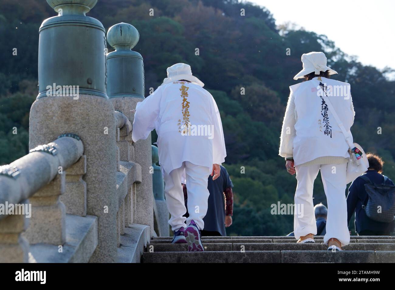 Zentsuji, Kagawa, Japon - 23 novembre 2023 : pèlerins Ohenro sur le terrain du temple Zentsuji, temple numéro 75 du pèlerinage Shikoku Banque D'Images