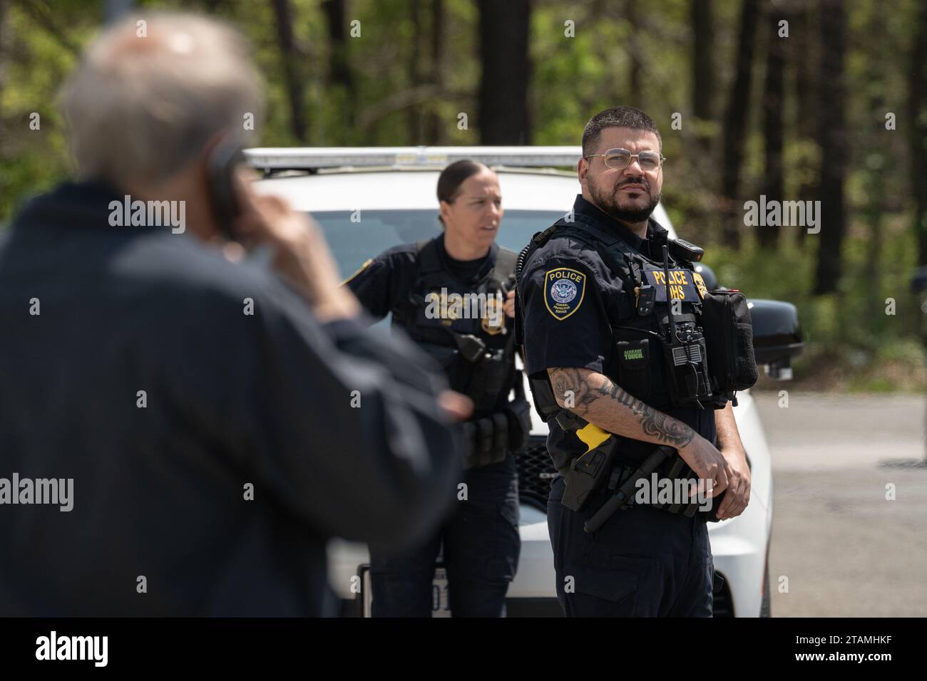 Central Islip, NY, États-Unis. 10 mai 2023. Les officiers du DHS sont en attente devant George Santos, représentant de la Chambre des États-Unis pour le 3e district du Congrès de New York, las He Ave la Cour fédérale à Central Islip. George Santos, représentant de la Chambre des représentants pour le 3e district du Congrès de New York, comparaît devant la cour fédérale à Central Islip, long Island après avoir plaidé non coupable à 13 accusations fédérales pour avoir induit en erreur les donateurs et dénaturé ses finances auprès du public et des agences gouvernementales. (Image de crédit : © Derek French/SOPA Images via ZUMA Press Wire) USAGE ÉDITORIAL SEULEMENT! Pas pour comme Banque D'Images