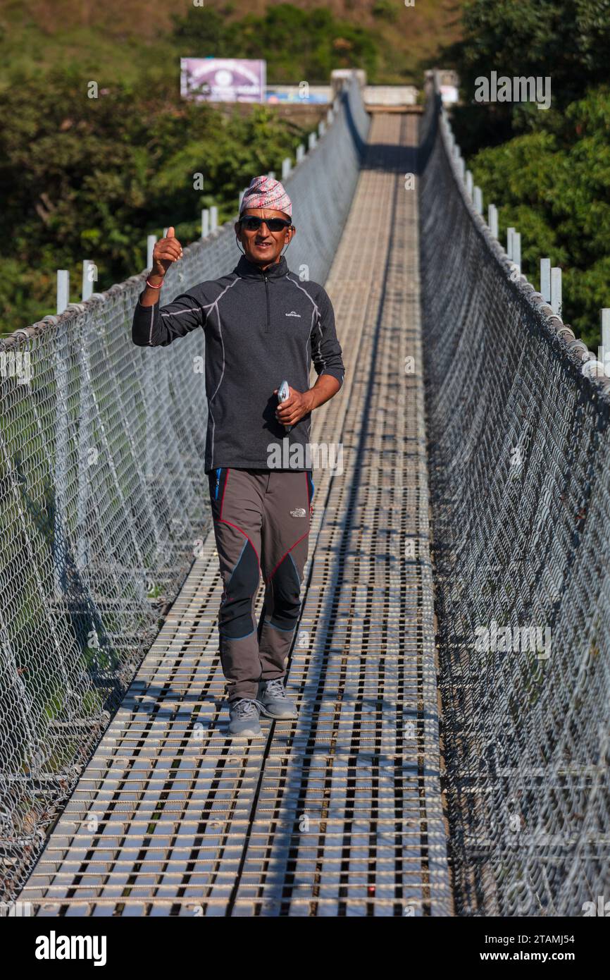Le plus long pont suspendu au monde traverse la gorge de la rivière Kali Gandaki - Mustang District, Népal Banque D'Images