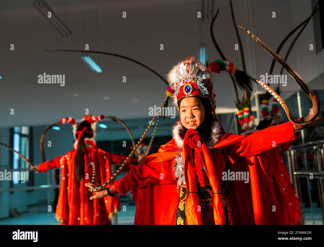 Pékin, Chongqing en Chine. 28 novembre 2023. Les élèves pratiquent la « bian lian » traditionnelle, ou compétences qui changent le visage, dans une salle de classe de danse à l'école primaire Wu'an dans le comté de Dianjiang, dans le sud-ouest de la Chine, Chongqing, le 28 novembre 2023. Avec plus de 600 élèves, l'école primaire Wu'an a coopéré ces dernières années avec l'artiste folklorique Li Yong et a ajouté le changement de visage comme une partie spéciale de son programme. La technique de changement de visage est l'une des parties les plus célèbres de l'opéra du Sichuan, où les acteurs modifient rapidement leur maquillage de visage avec un effet époustouflant et dramatique. Crédit : Liu Chan/Xinhua/Alamy Live News Banque D'Images