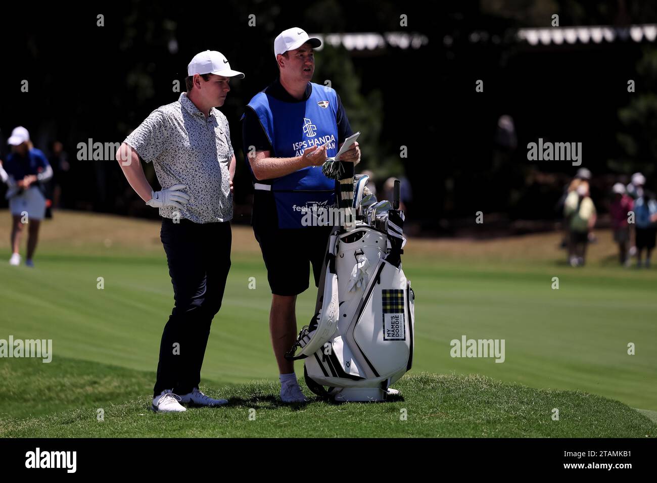 Sydney, Australie, 1 décembre 2023. Robert MacIntyre parle à son caddy lors de la 2e manche de l'Open de golf australien au Club de golf australien le 01 décembre 2023 à Sydney, en Australie. Crédit : Damian Briggs/Speed Media/Alamy Live News Banque D'Images