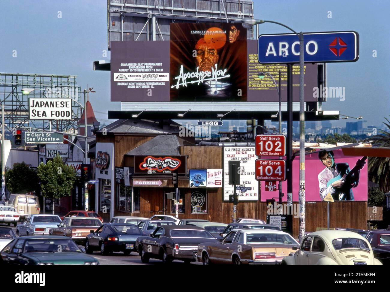 Un panneau d'affichage peint à la main pour le film Apocalypse Now avec Marlon Brando est affiché dans le magasin de disques Licorice Pizza au Sunset Strip à West Hollywood, en Californie, en 1979 Banque D'Images