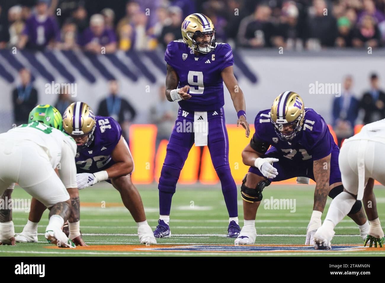 01 décembre 2023 : le quarterback Michael Penix Jr. (9 ans) appelle à jouer lors du premier match du championnat de football PAC-12 avec les Ducks de l'Oregon et les Huskies de Washington à l'Allegiant Stadium de Las Vegas, Nevada. Christopher Trim/CSM. Banque D'Images