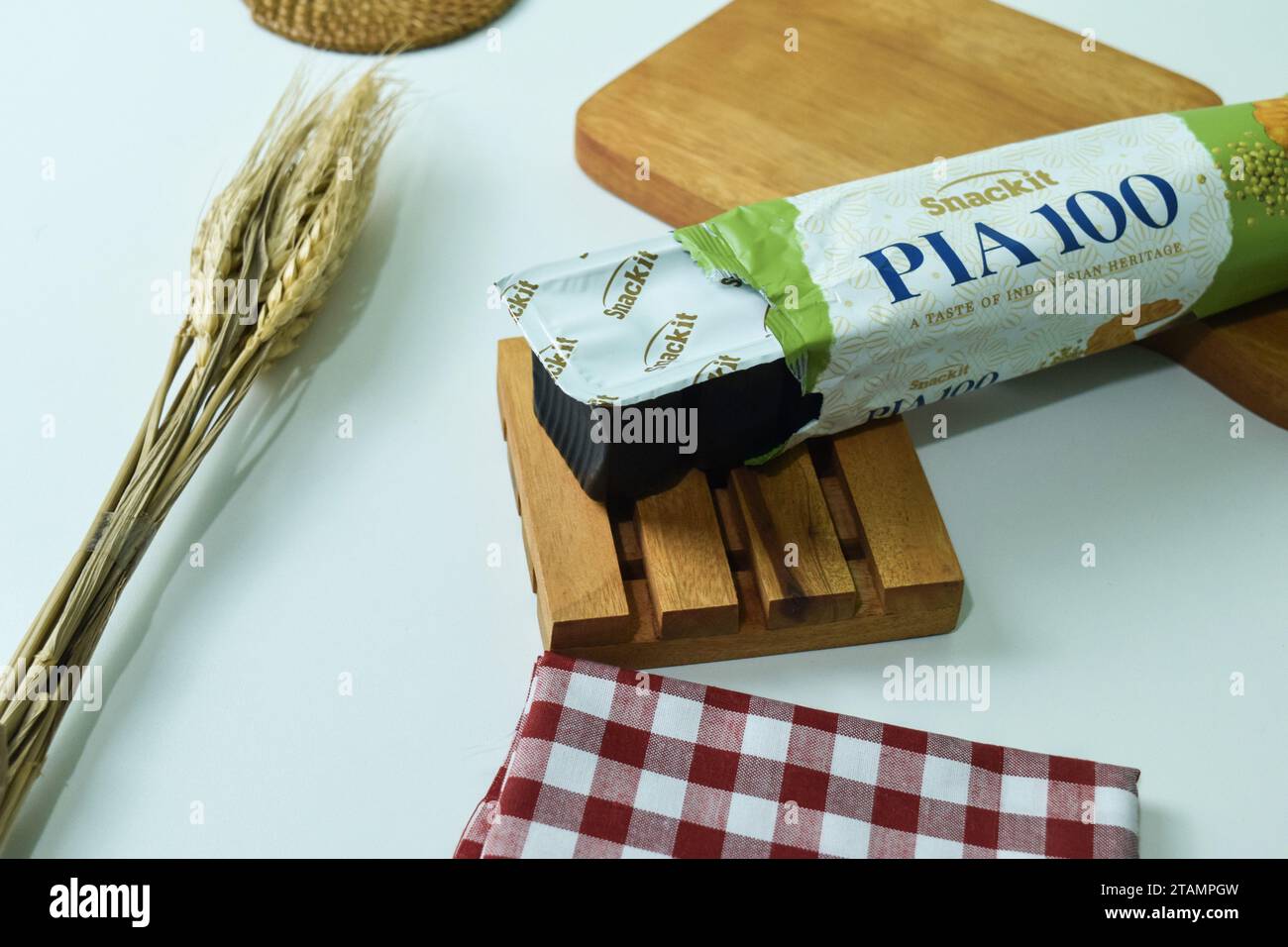 PIA 100. C'est un gâteau traditionnel indonésien rempli de pâte de haricots verts. Goût sucré. Bekasi, Indonésie, 02 décembre 2023 Banque D'Images