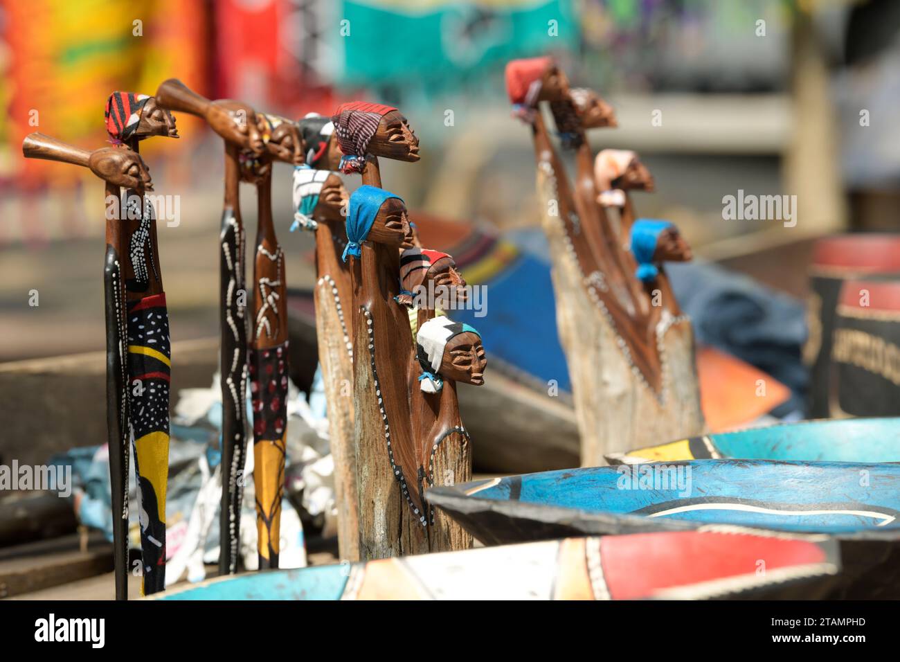 Figures de femme, artisanat de sculpture sur bois, marchandises à vendre au marché de l'art traditionnel swazi bougies, Royaume de eSwatini Swaziland, shopping de cadeaux de voyage Banque D'Images