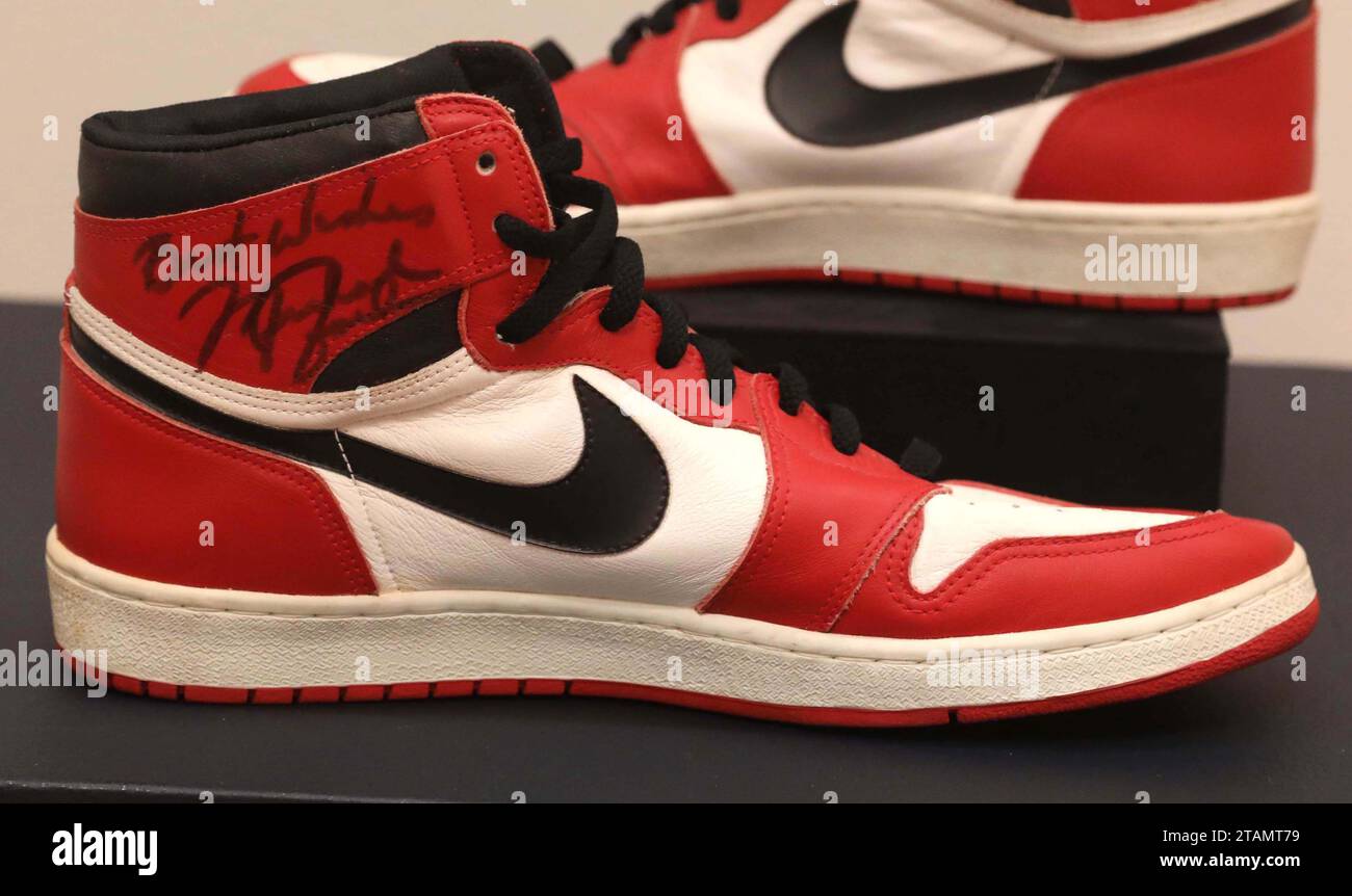 New York, New York, États-Unis. 30 novembre 2023. Michael Jordan a signé 1985 Player Sample Air Jordan 1 Game Sneakers estimé entre 150 000 000 $ et 300 000 $, qui a eu lieu lors de l'avant-première de la semaine de luxe chez Sotheby's New York. (Image de crédit : © Nancy Kaszerman/ZUMA Press Wire) USAGE ÉDITORIAL SEULEMENT! Non destiné à UN USAGE commercial ! Banque D'Images