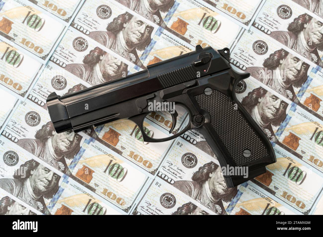 arme noire sur fond de dollars. le concept d'argent criminel ou de meurtre pour argent. vol de banque, Banque D'Images