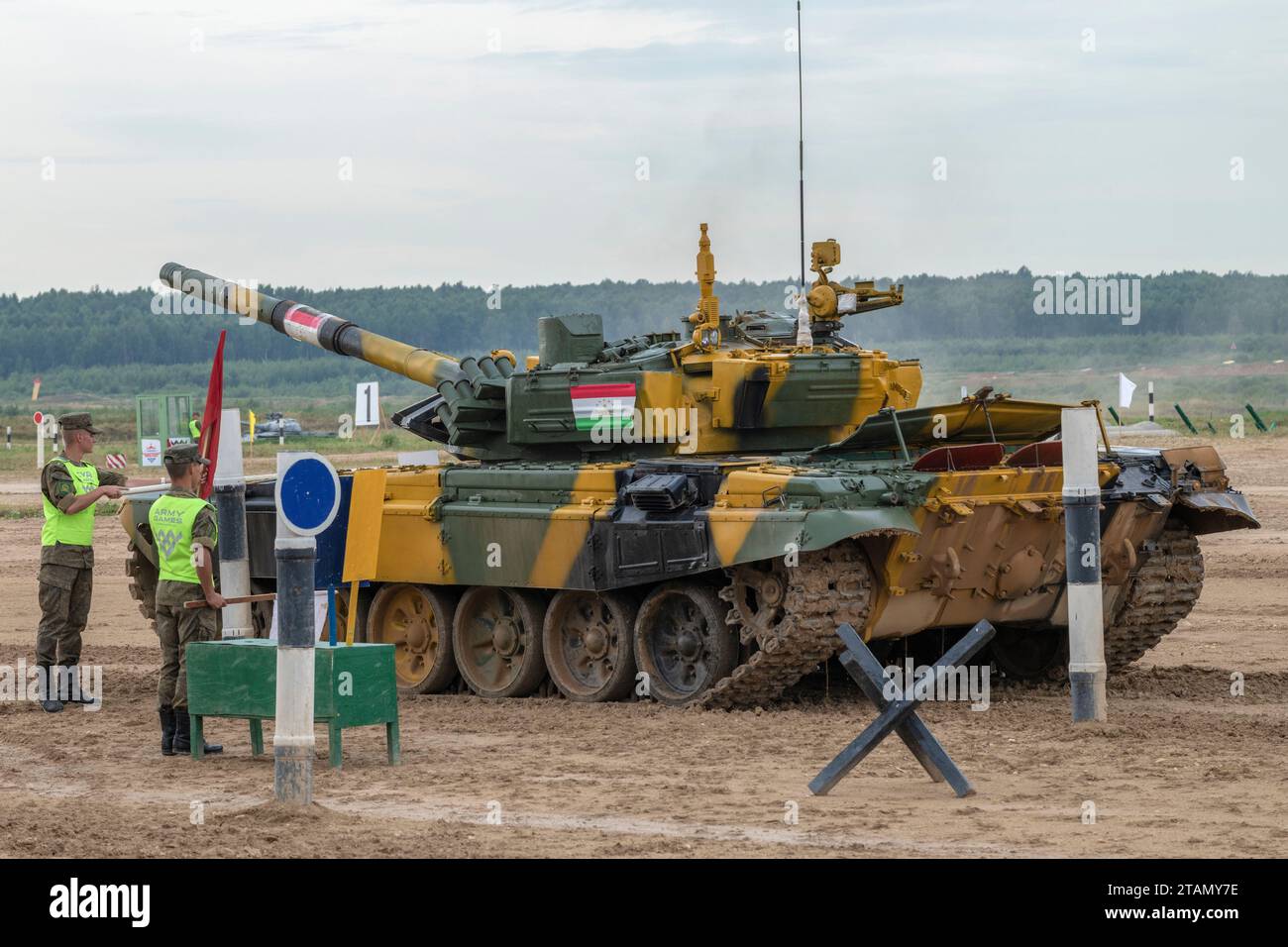 ALABINO, RUSSIE - 18 AOÛT 2022 : le char T-72B3 de l'équipe du Tadjikistan lors d'un arrêt au stand sur la piste de biathlon du char. Jeux militaires internationaux-2022 Banque D'Images