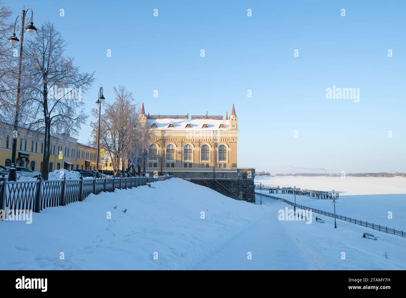 RYBINSK, RUSSIE - 07 JANVIER 2023 : l'ancien bâtiment de la Bourse des grains sur le remblai de la Volga dans le paysage de la ville sur un givre Banque D'Images